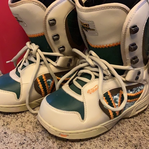 Vans Shoes - Like new Vans snowboard boots size 6